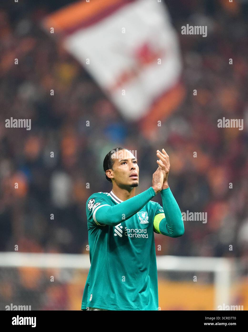 Der Liverpooler Virgil van Dijk lobt den Fans nach der Niederlage in der UEFA Champions League im RAMS Park in Istanbul, Türkei. Bilddatum: Dienstag, 30. September 2025. Stockfoto