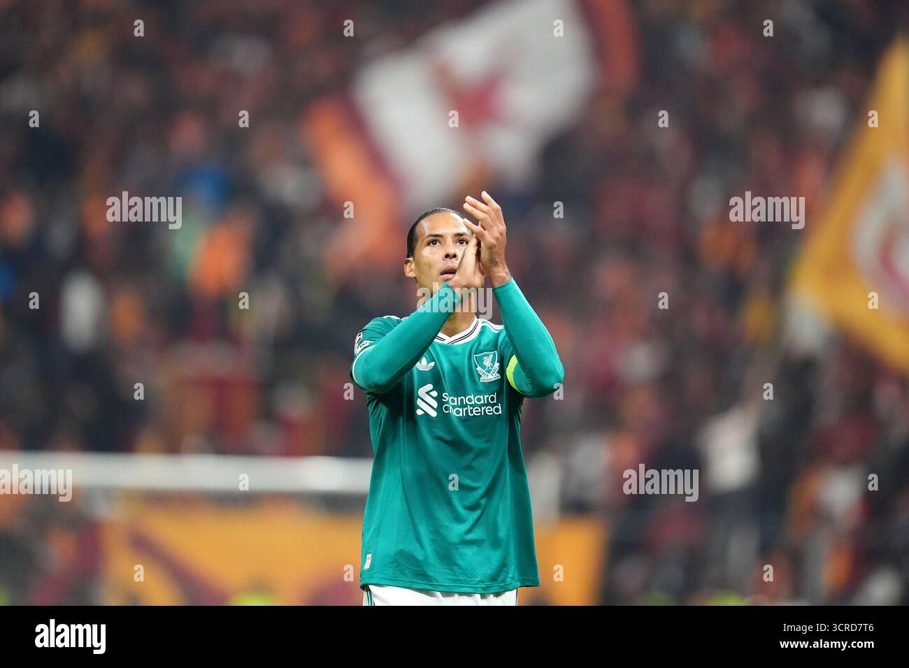 Der Liverpooler Virgil van Dijk lobt den Fans nach der Niederlage in der UEFA Champions League im RAMS Park in Istanbul, Türkei. Bilddatum: Dienstag, 30. September 2025. Stockfoto