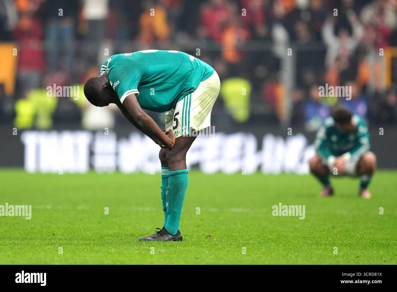 Liverpool Ibrahima Konate (links) und Teamkollege scheinen nach der Niederlage im Stadionspiel der UEFA Champions League im RAMS Park in Istanbul, Türkei, niedergeschlagen zu sein. Bilddatum: Dienstag, 30. September 2025. Stockfoto