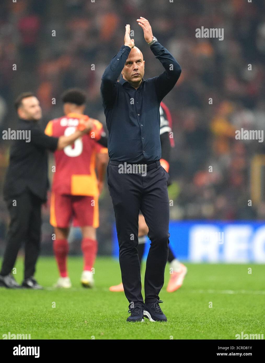 Liverpool-Manager Arne Slot applaudiert den Fans nach der Niederlage im Stadionspiel der UEFA Champions League im RAMS Park in Istanbul, Türkei. Bilddatum: Dienstag, 30. September 2025. Stockfoto