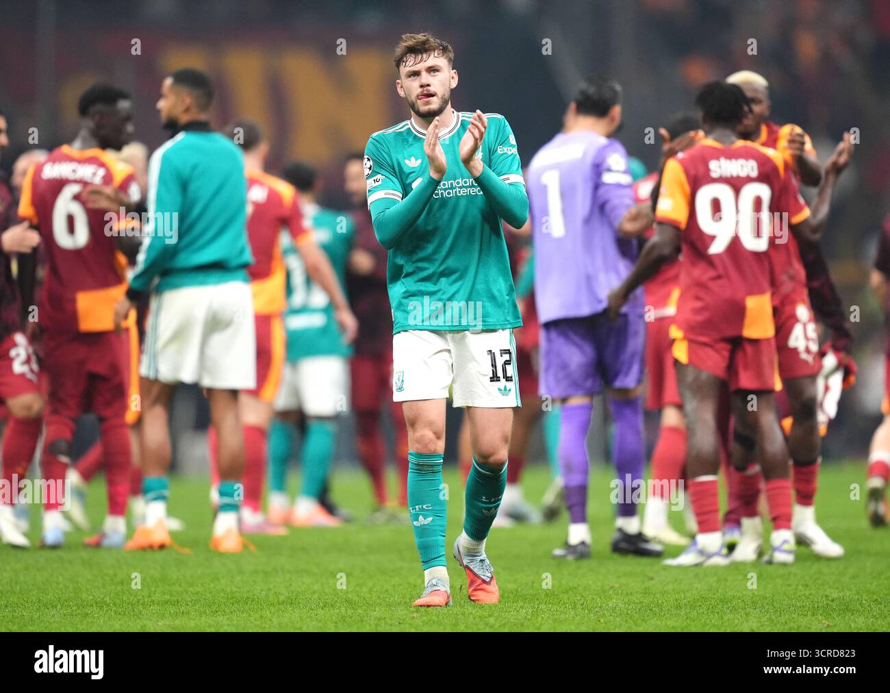 Liverpool Conor Bradley lobt die Fans nach der Niederlage im Stadionspiel der UEFA Champions League im RAMSPARK in Istanbul. Bilddatum: Dienstag, 30. September 2025. Stockfoto