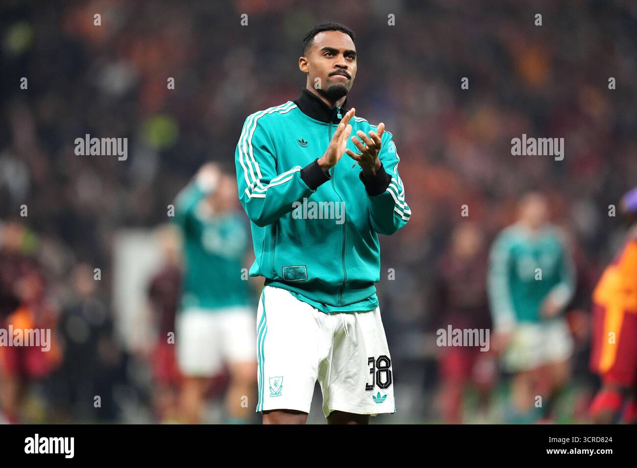 Liverpool Ryan Gravenberch lobt die Fans nach der Niederlage im Stadionspiel der UEFA Champions League im RAMS Park in Istanbul, Türkei. Bilddatum: Dienstag, 30. September 2025. Stockfoto