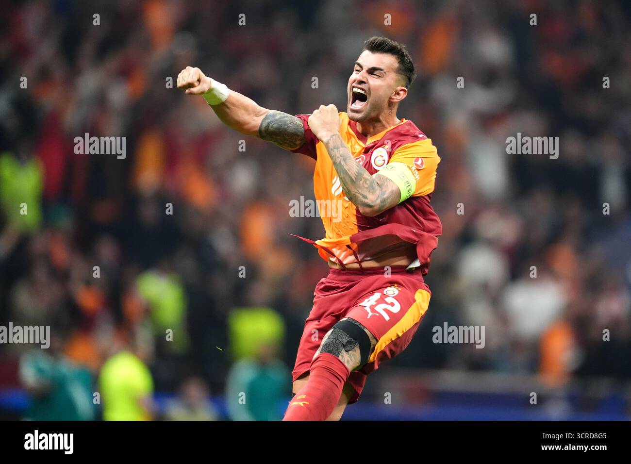 Galatasarays Abdulkerim Bardakci feiert nach dem Sieg im Stadionspiel der UEFA Champions League im RAMSPARK in Istanbul, Türkei. Bilddatum: Dienstag, 30. September 2025. Stockfoto