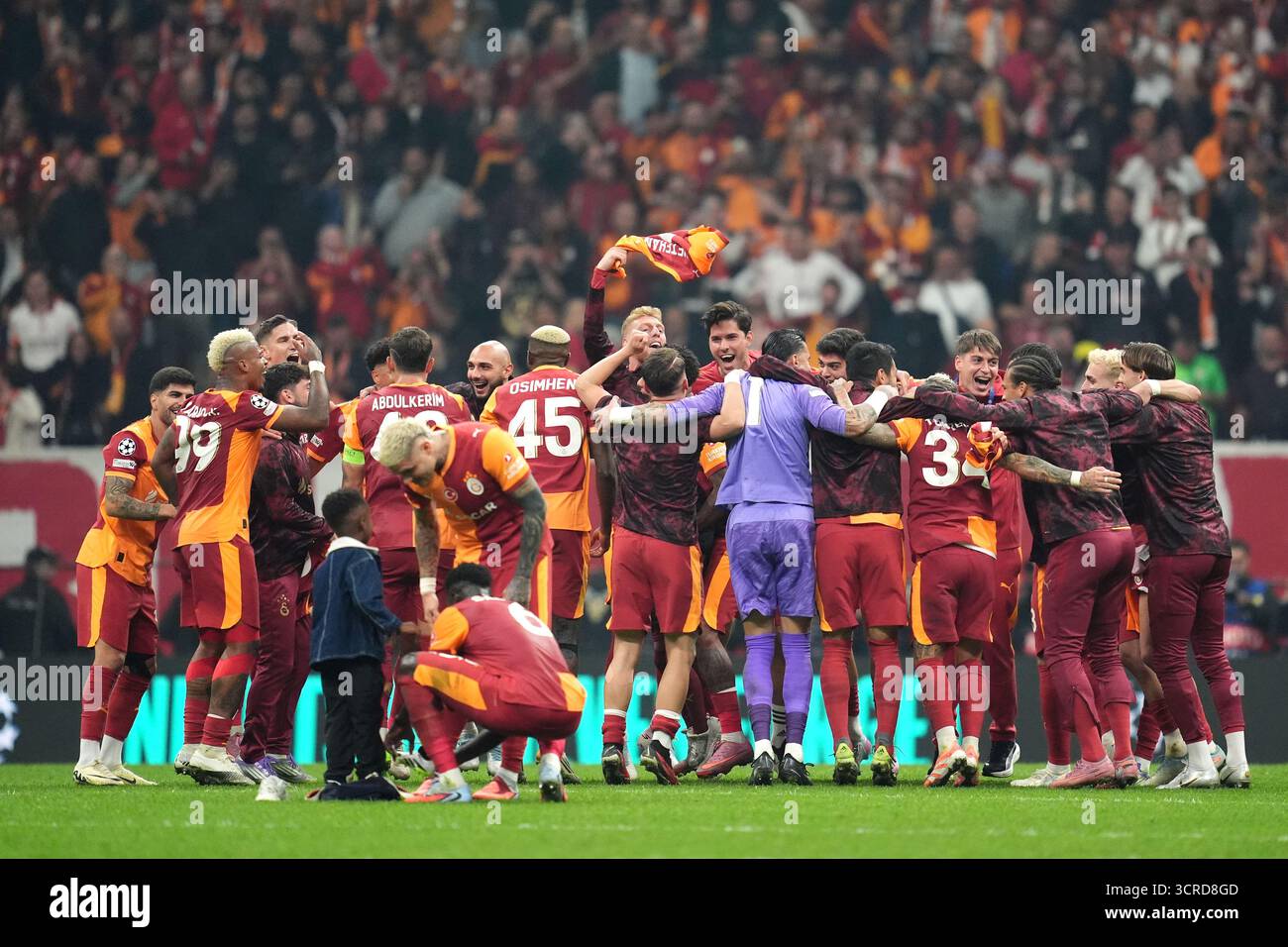 Galatasaray-Spieler feiern nach dem Sieg in der UEFA Champions League im RAMS Park in Istanbul, Türkei. Bilddatum: Dienstag, 30. September 2025. Stockfoto