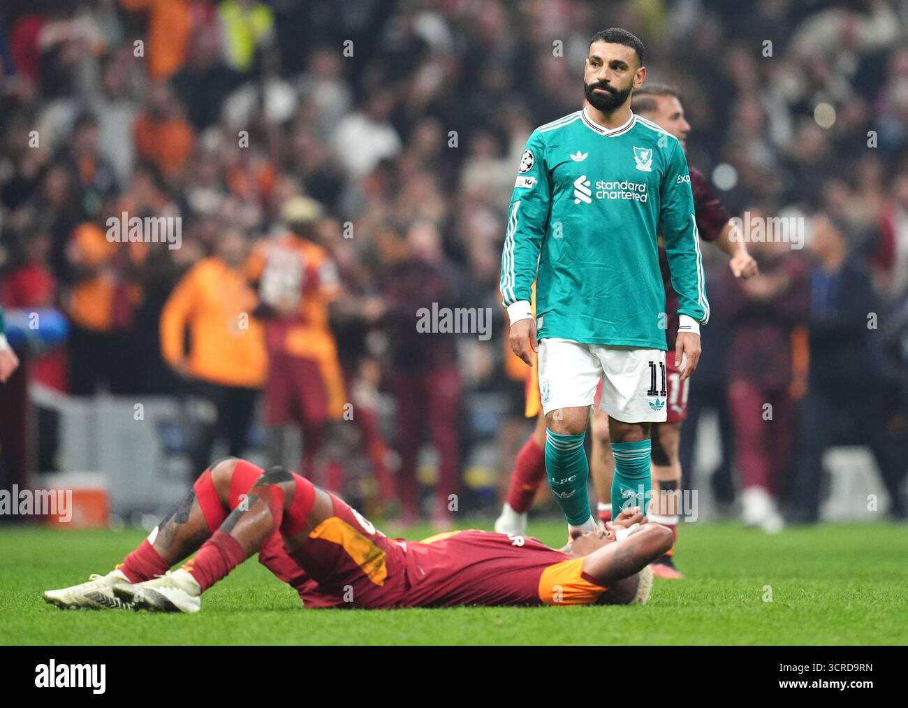 Liverpool Mohamed Salah (rechts) sieht niedergeschlagen aus, als Galatasaray-Spieler nach dem Spiel der UEFA Champions League im RAMS Park in Istanbul, Türkei, feiern. Bilddatum: Dienstag, 30. September 2025. Stockfoto