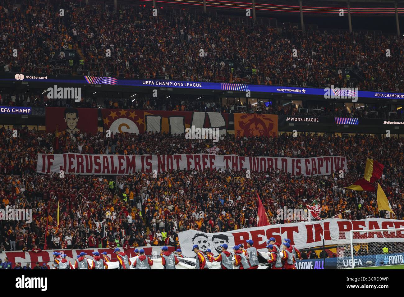 Istanbul, Türkei. 30. September 2025. Galatasaray-Fans während des Gruppenspiels zwischen Galatasaray und Liverpool in Istanbul, Turkiye, 30. September 2025. (Berk Ozkan - Depo Photos/SIPA USA) Credit: SIPA US/Alamy Live News Stockfoto