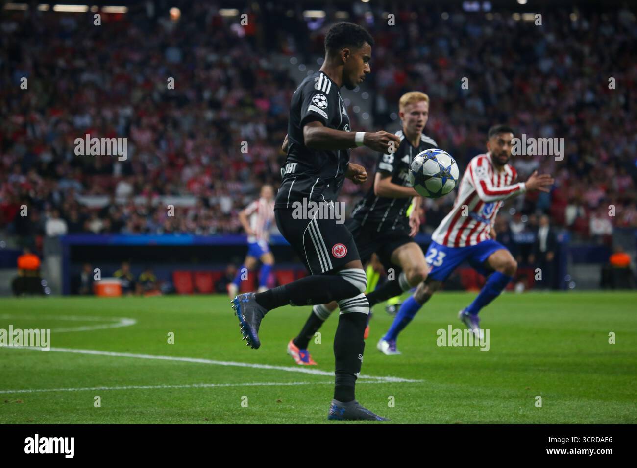 Madrid, Spanien, 30. September 2025: Der Frankfurter Nnamdi Collins (34) macht den Ball während der 2. Runde der UEFA Champions League 2025-26 zwischen Atleti und Frankfurt am 30. September 2025 im Estadio Metropolitano in Madrid frei. Quelle: Alberto Brevers / Alamy Live News. Stockfoto