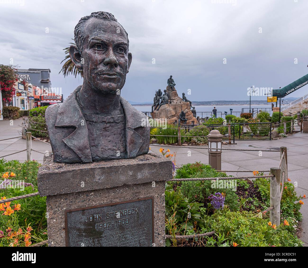 Monterey, KALIFORNIEN, USA – 24. September 2025: Eine Bronzebüste des Schriftstellers John Steinbeck befindet sich auf der Steinbeck Plaza in der Cannery Row in Monterey, CA. Stockfoto