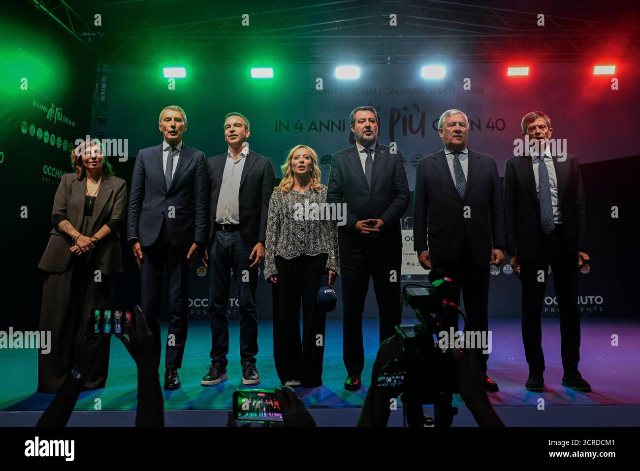 Lamezia Terme, Catanzaro, Italien. 30. September 2025. Von links: Laura Castelli (Präsidentin der Partei Sud Chiama Nord), Antonio de Poli (Nationalsekretär für die Partei Unione di Centro), Kandidat für die Forza Italia Roberto Occhiuto, Premier Giorgia Meloni, stellvertretender Premierminister Matteo Salvini, stellvertretender Premierminister Antonio Tajani, Maurizio Lupi (Führer Noi Moderati). 30.09.2025, Lamezia Terme (CZ). Quelle: ZUMA Press, Inc./Alamy Live News Stockfoto