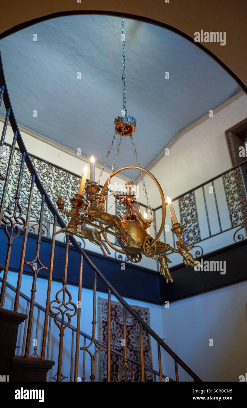 Eine kunstvoll verzierte Wagenleuchte, wahrscheinlich einzigartig in der Villa Rosen House auf dem Caramoor Grounds in Katonah, Westchester, New York. Stockfoto