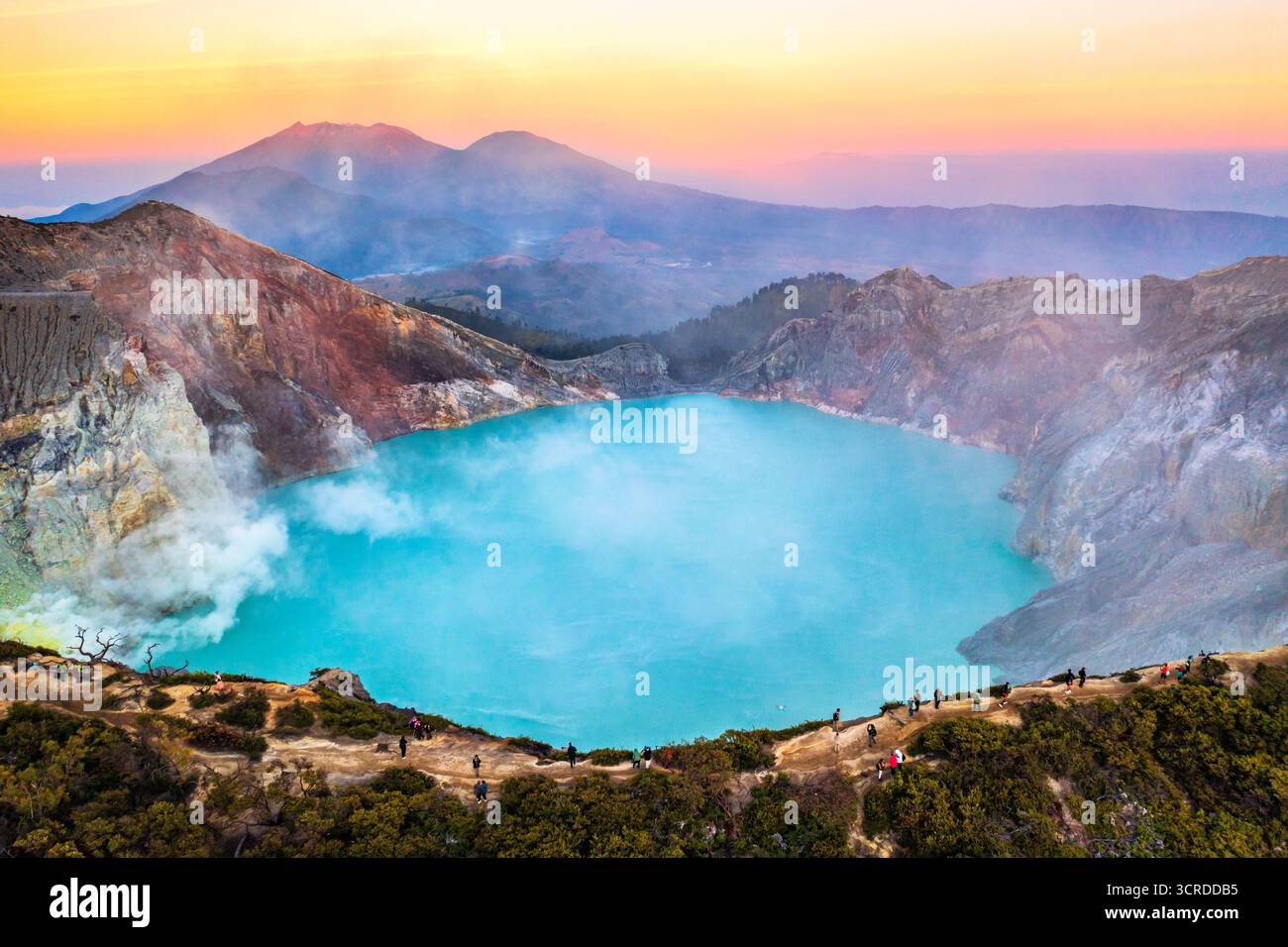 Wunderschöner Blick auf die Drohne bei Sonnenaufgang auf den Kawah Ijen Vulkankrater mit See und giftigem vulkanischem Rauch, Ost-Java, Indonesien. Stockfoto
