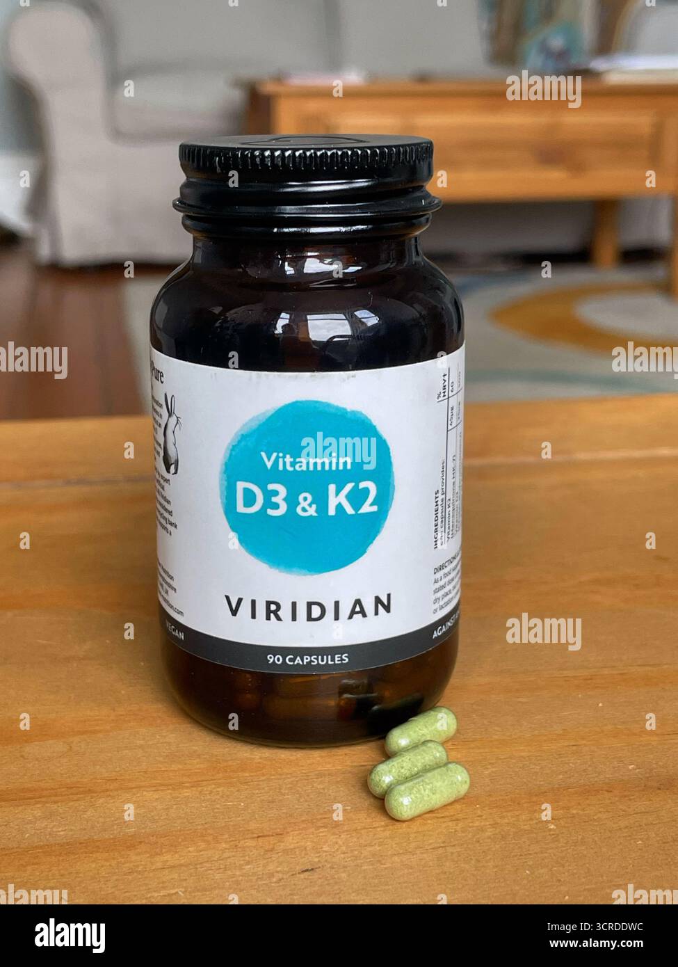 Eine Flasche Vitamin D3 und Vitamin K2 Komplex - Smartphone-aufgenommenes Stockfoto
