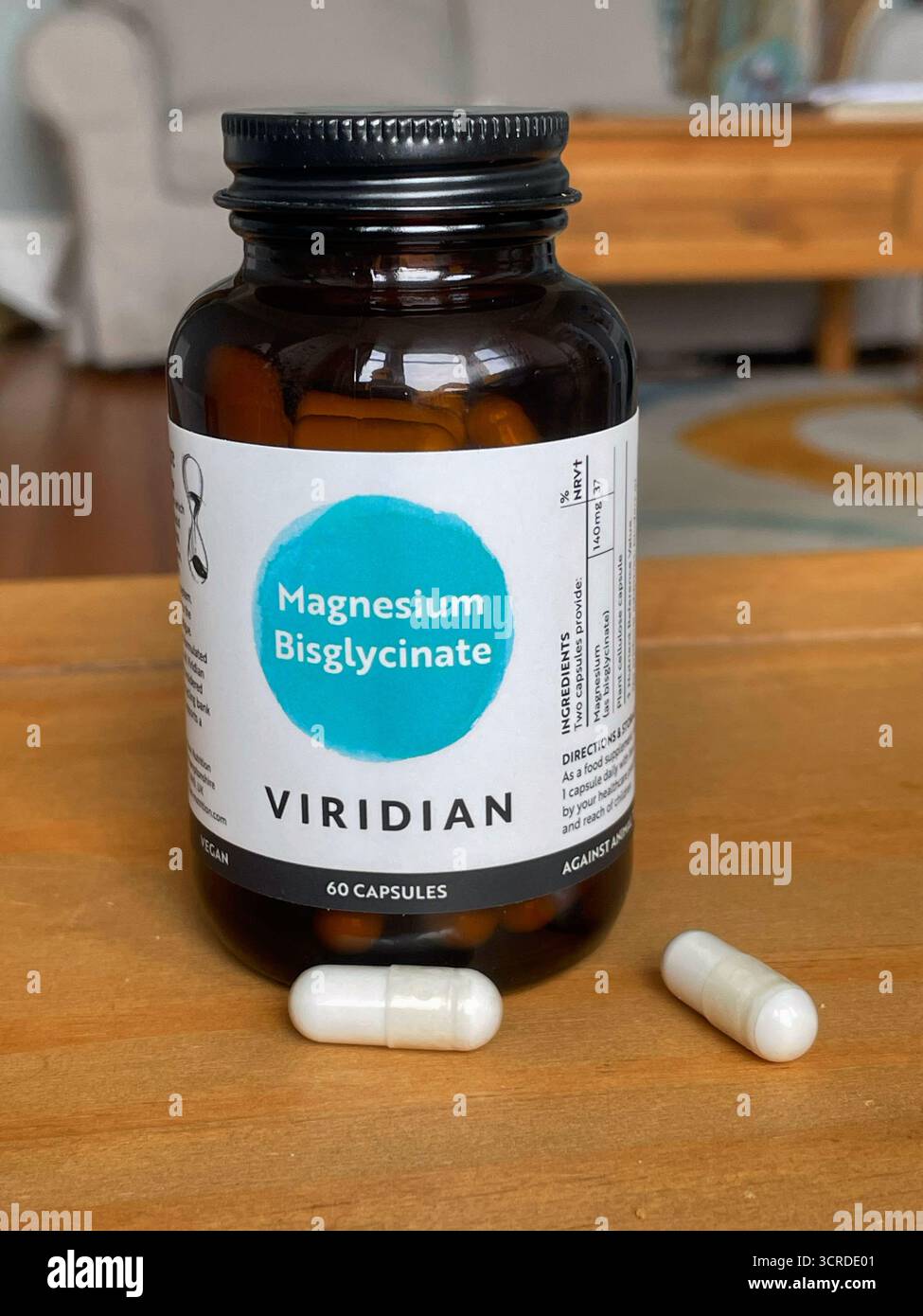 Eine Flasche Vitamin Magnesiumbisglycinat - Smartphone-aufgenommenes Stockfoto