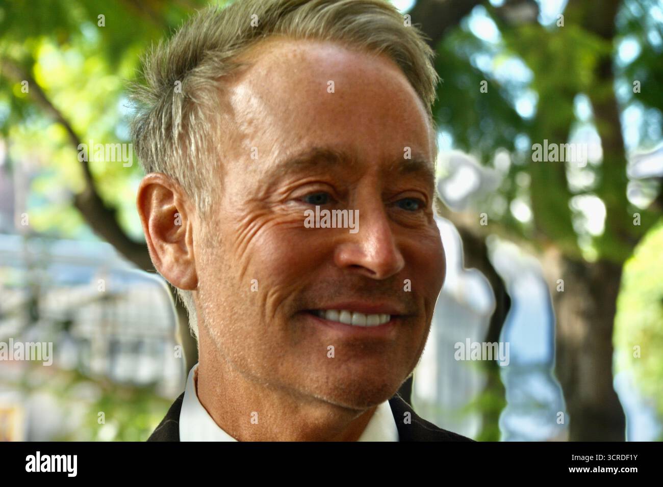 Los Angeles, Kalifornien, USA. 30. September 2025. Der Fernsehautor und Produzent Peter Marc Jacobson nimmt am 30. September 2025 an Fran Dreschers Hollywood Walk of Fame-Star-Zeremonie in Los Angeles Teil. Quelle: Sharon Graphics/Alamy Live News Stockfoto