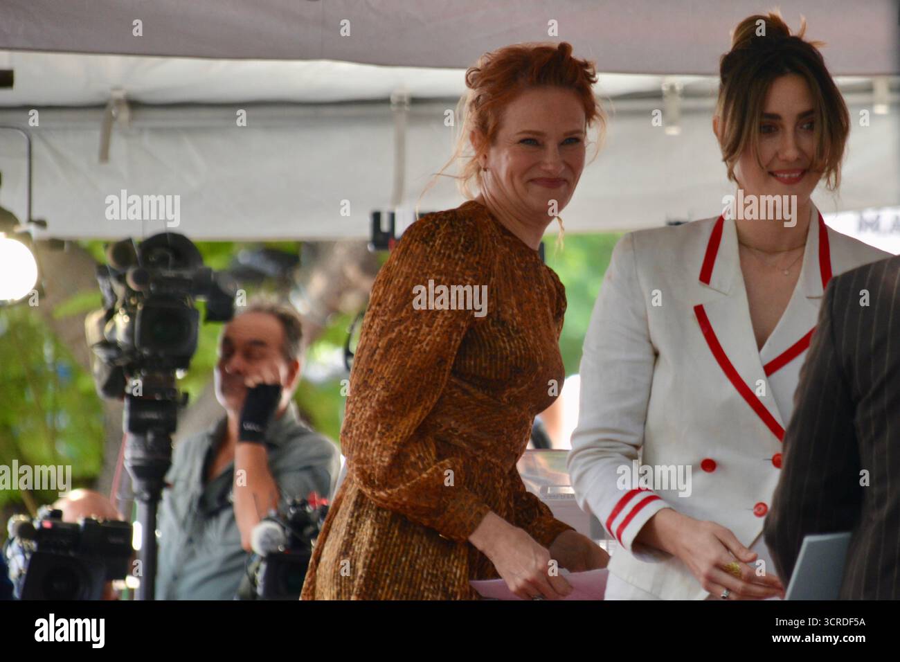 Los Angeles, Kalifornien, USA. 30. September 2025. Die Schauspielerinnen Nicholle Tom und Madeline Zima nehmen am 30. September 2025 an Fran Dreschers Hollywood Walk of Fame-Star-Zeremonie in Los Angeles teil. Quelle: Sharon Graphics/Alamy Live News Stockfoto