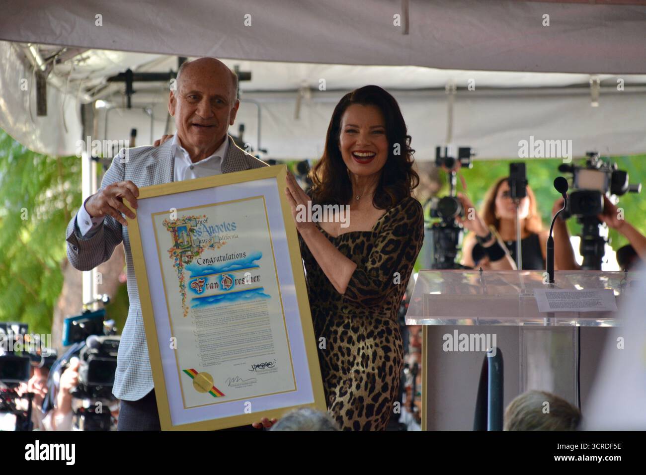 Los Angeles, Kalifornien, USA. 30. September 2025. Steve Nissen, Präsident der Handelskammer von Hollywood, überreicht Fran Drescher die Proklamation während ihrer Hollywood Walk of Fame-Star-Zeremonie am 30. September 2025 in Los Angeles, Kalifornien. Quelle: Sharon Graphics/Alamy Live News Stockfoto