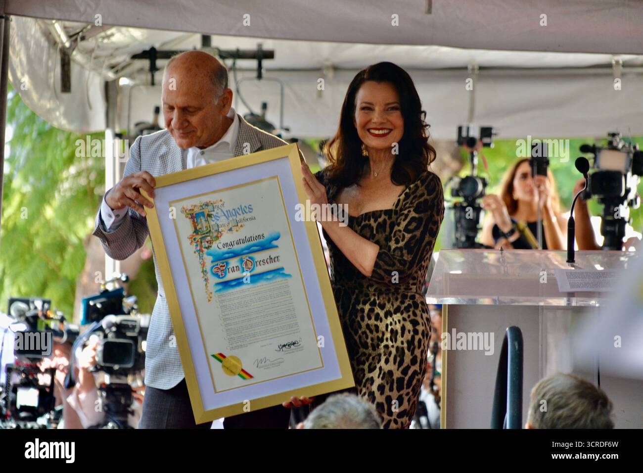 Los Angeles, Kalifornien, USA. 30. September 2025. Steve Nissen, Präsident der Handelskammer von Hollywood, überreicht Fran Drescher die Proklamation während ihrer Hollywood Walk of Fame-Star-Zeremonie am 30. September 2025 in Los Angeles, Kalifornien. Quelle: Sharon Graphics/Alamy Live News Stockfoto