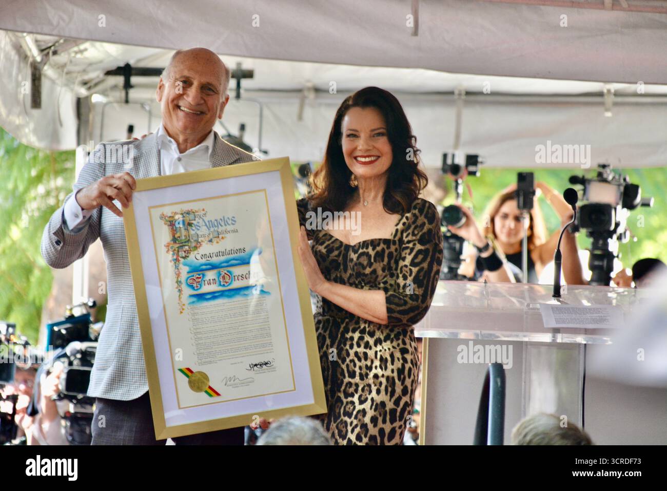 Los Angeles, Kalifornien, USA. 30. September 2025. Steve Nissen, Präsident der Handelskammer von Hollywood, überreicht Fran Drescher die Proklamation während ihrer Hollywood Walk of Fame-Star-Zeremonie am 30. September 2025 in Los Angeles, Kalifornien. Quelle: Sharon Graphics/Alamy Live News Stockfoto