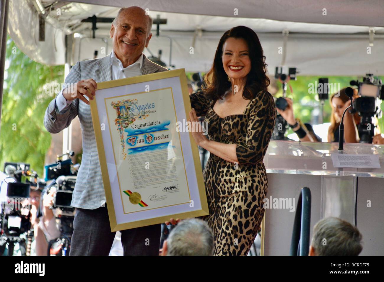 Los Angeles, Kalifornien, USA. 30. September 2025. Steve Nissen, Präsident der Handelskammer von Hollywood, überreicht Fran Drescher die Proklamation während ihrer Hollywood Walk of Fame-Star-Zeremonie am 30. September 2025 in Los Angeles, Kalifornien. Quelle: Sharon Graphics/Alamy Live News Stockfoto