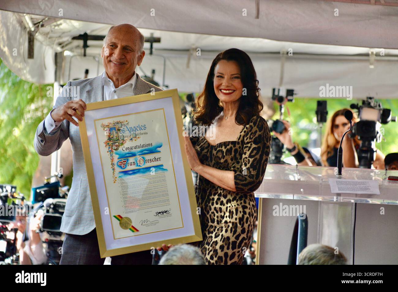 Los Angeles, Kalifornien, USA. 30. September 2025. Steve Nissen, Präsident der Handelskammer von Hollywood, überreicht Fran Drescher die Proklamation während ihrer Hollywood Walk of Fame-Star-Zeremonie am 30. September 2025 in Los Angeles, Kalifornien. Quelle: Sharon Graphics/Alamy Live News Stockfoto