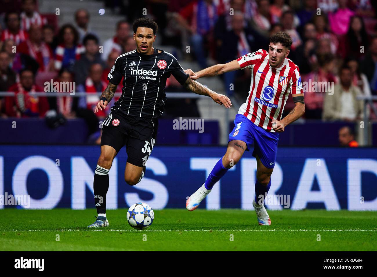 MADRID, SPANIEN - SEPTEMBER 30: Matteo Ruggeri von Atletico de Madrid tritt 2025/26 am 30. September 2025 im Estadio Metropolitano in Madrid gegen Nnamdi Collins von Eintracht Frankfurt um den Ball an. (Foto: QSP) Guthaben: QSP/Alamy Live News Stockfoto