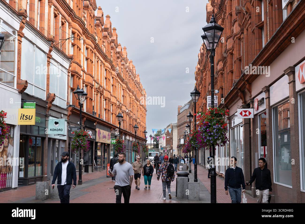 Queen Victoria Street mit barocker Backsteinarchitektur aus dem späten 19. Jahrhundert, erbaut im frühen 20. Jahrhundert, um Broad Street mit Station Road zu verbinden. UK Stockfoto