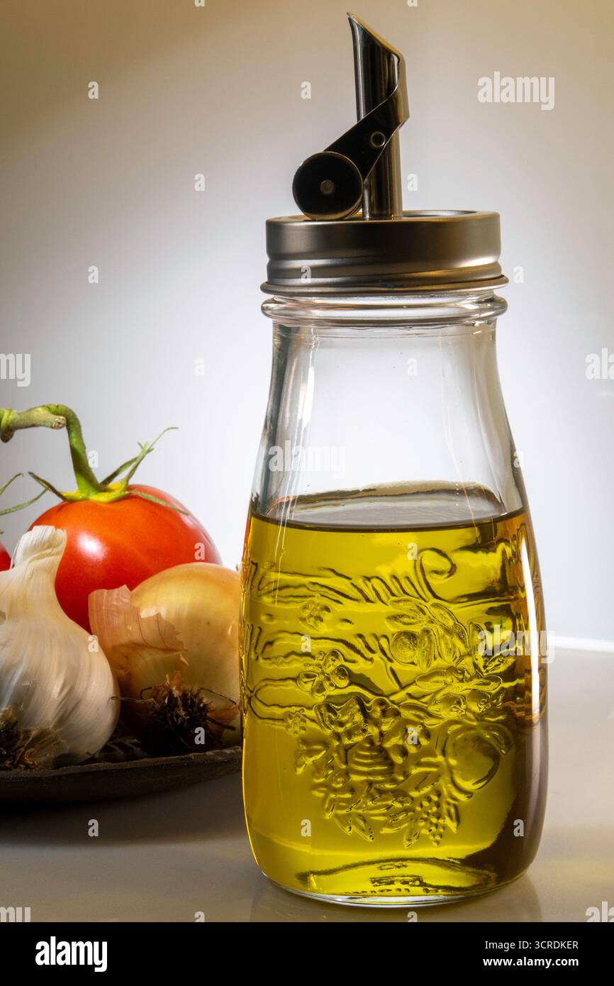 Stillleben des dekorativen Olivenöls auf einer Wohnküche, New York City, USA, 2025 Stockfoto