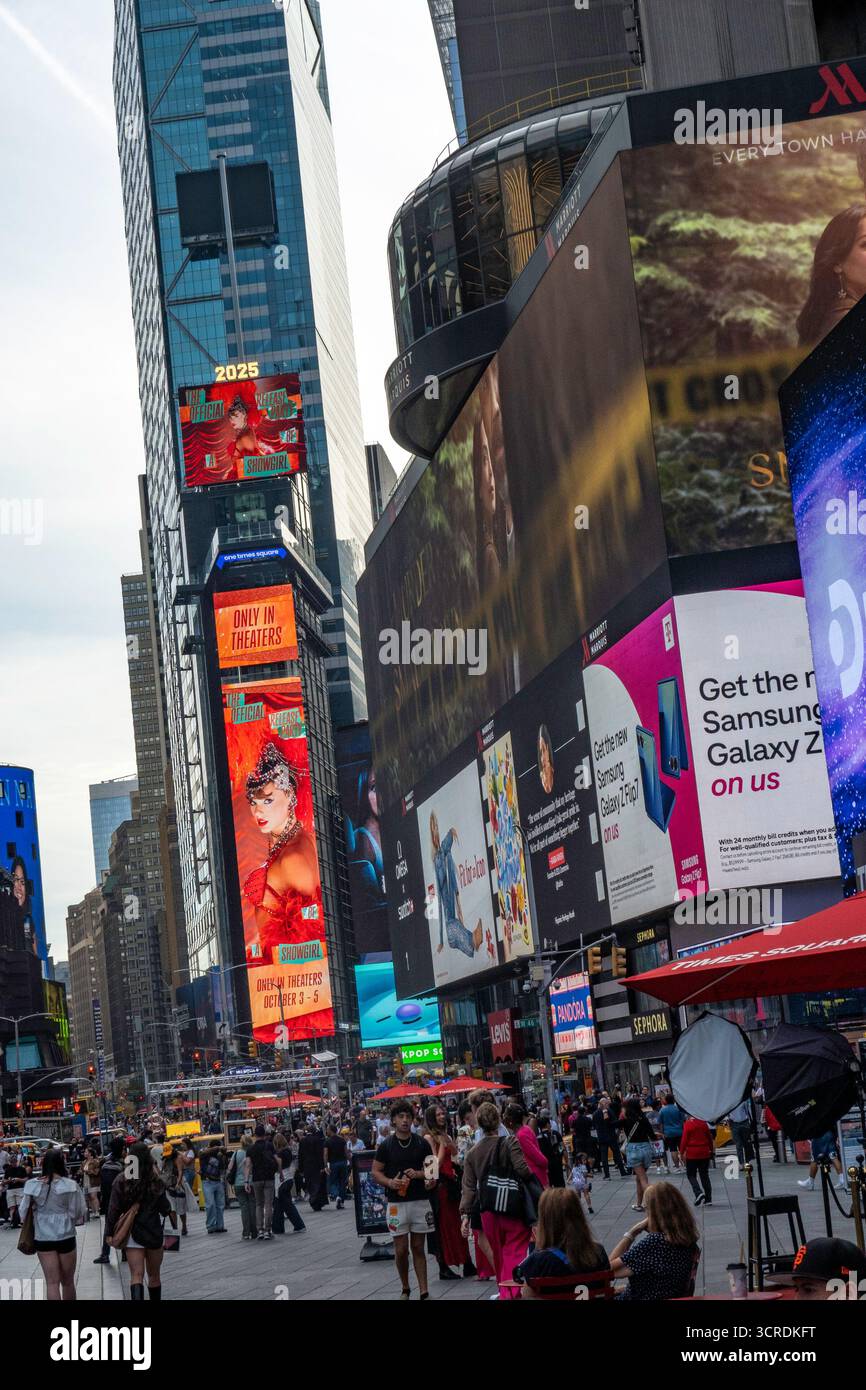 Elektronische Werbetafeln im Times Square geben die offizielle Release-Party von Taylor Swifts neuem Album The Life of a Showgirl, 2025, New York City bekannt Stockfoto