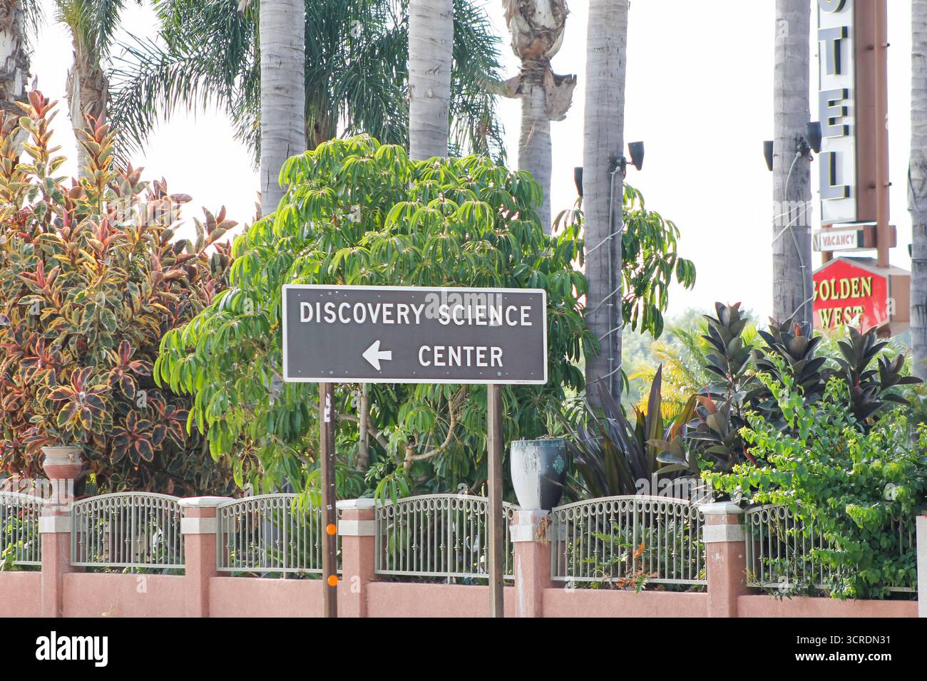 Santa Ana, Kalifornien, USA - 22.07.2020: Blick auf ein Straßenschild für das Discovery Science Center. Stockfoto