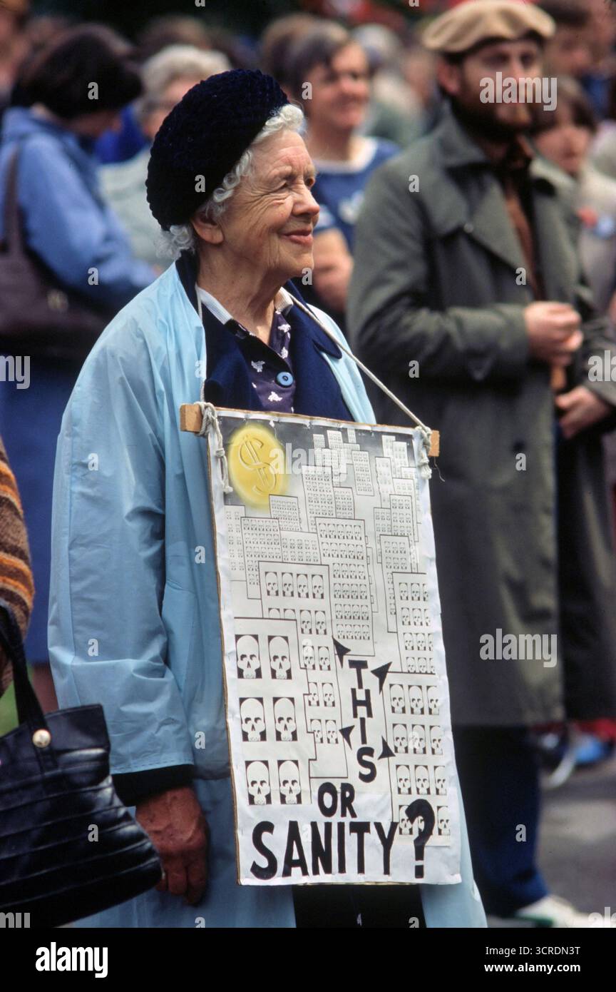Alte Aktivistin kämpft für nukleare Abrüstung. (CND) Labour Party märz 1980s UK. Plakette, auf der Hunderte von Schädeln handgezeichnet sind und die Aufschrift „Dies oder Verstand“ steht. Oben links ist ein $-Schild in Gelb/Gold. Rallye im Hyde Park, London, England 1980 HOMER SYKES Stockfoto