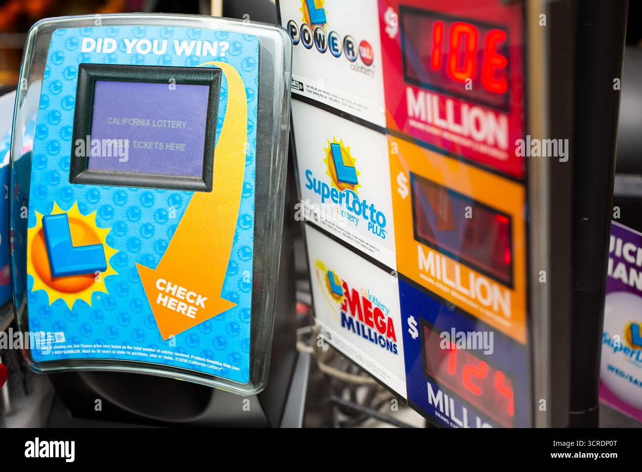Los Angeles, Kalifornien, USA - 22.07.2020: Eine Ansicht einer digitalen Plakatwerbung, die Jackpot-Beträge für California Lottery-Spiele anbietet. Stockfoto