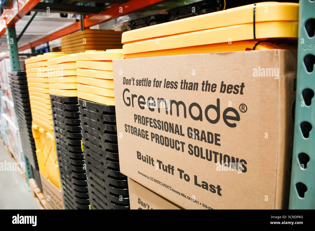 Los Angeles, Kalifornien, USA - 28.08.2020: Ansicht mehrerer gelber und schwarzer Lagerbehälter der Marke Greenmade im Laden. Stockfoto