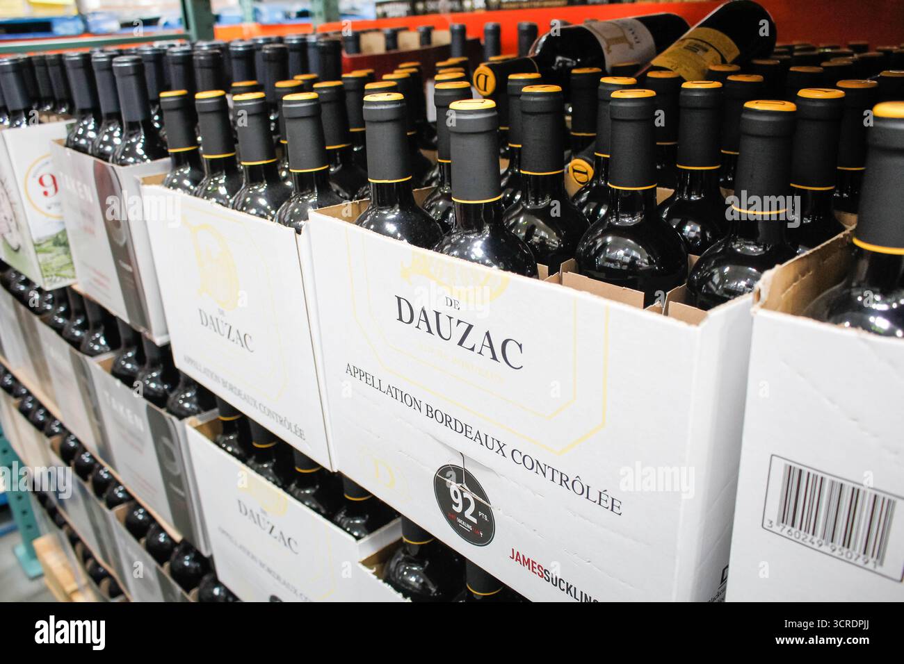 Los Angeles, Kalifornien, USA - 01.07.2020: Eine Ansicht mehrerer Flaschenkisten mit D de Dauzac Bordeaux Wein im Laden. Stockfoto