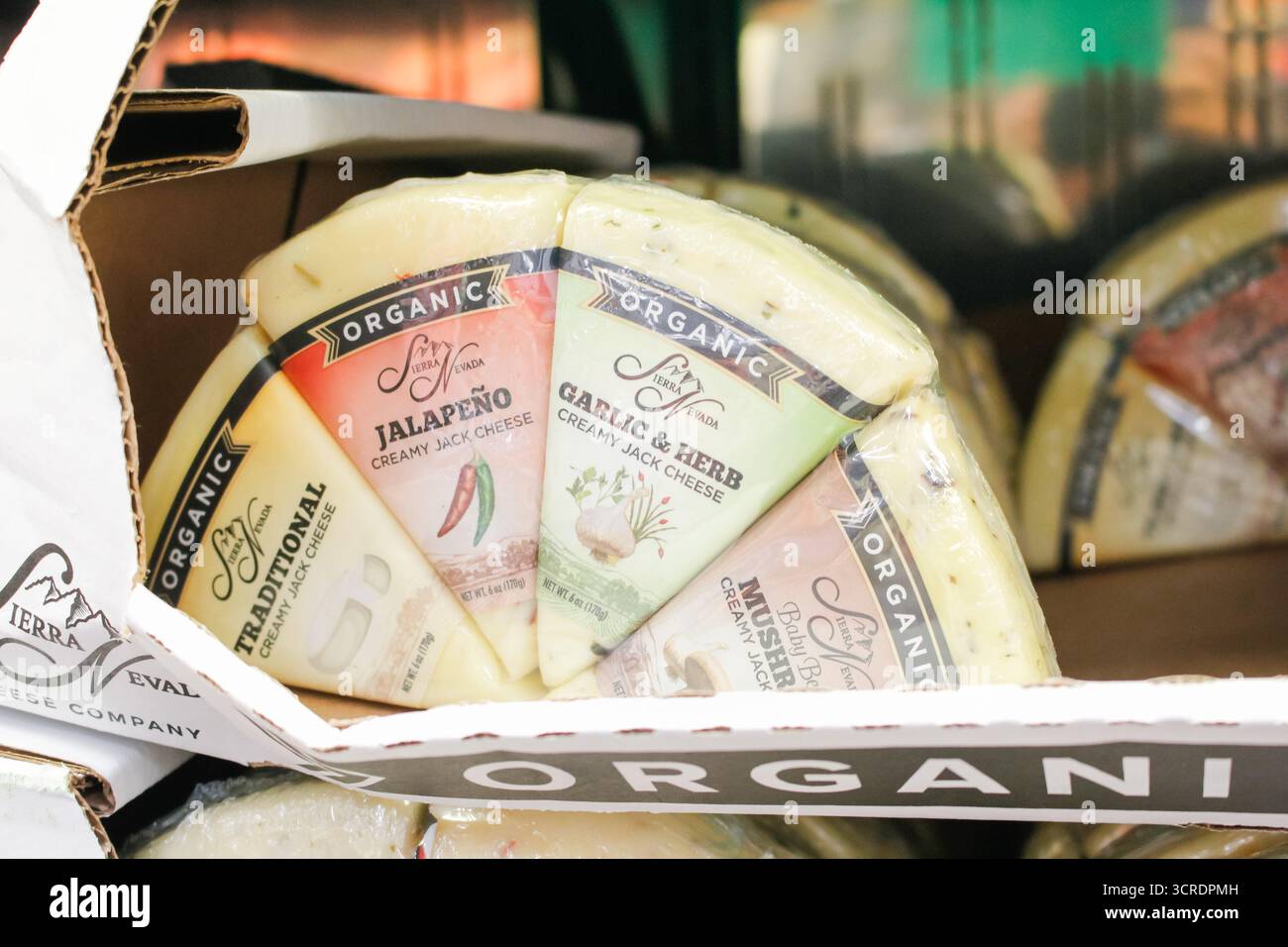 Los Angeles, Kalifornien, USA - 22.07.2020: Ein Blick auf mehrere verschiedene Packungen von Sierra Nevada Cheese Company Halbkäse im Laden. Stockfoto