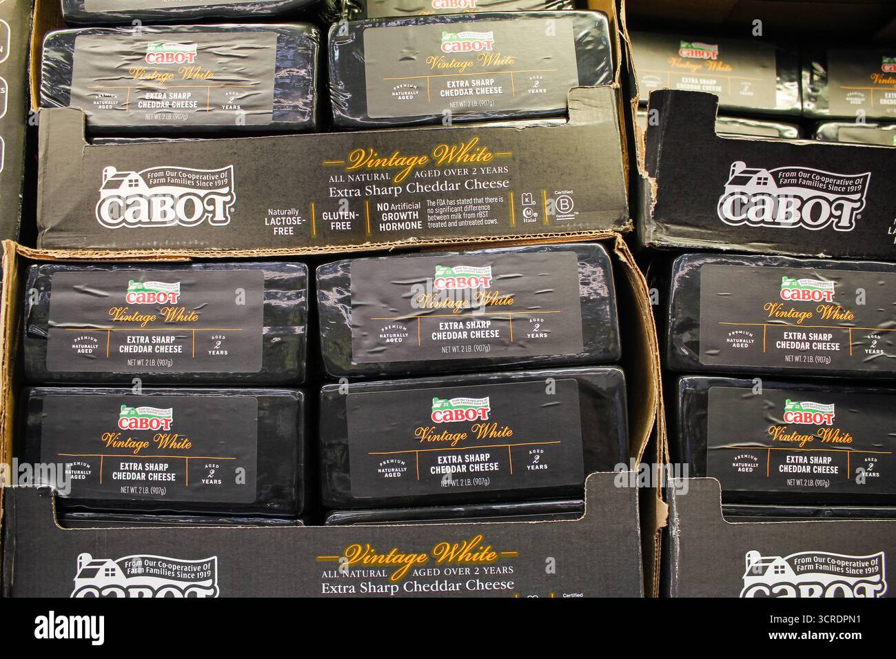 Los Angeles, Kalifornien, USA - 22.07.2020: Ein Blick auf mehrere Pakete Cabot Vintage White extra scharfen Cheddar Käse im Laden. Stockfoto