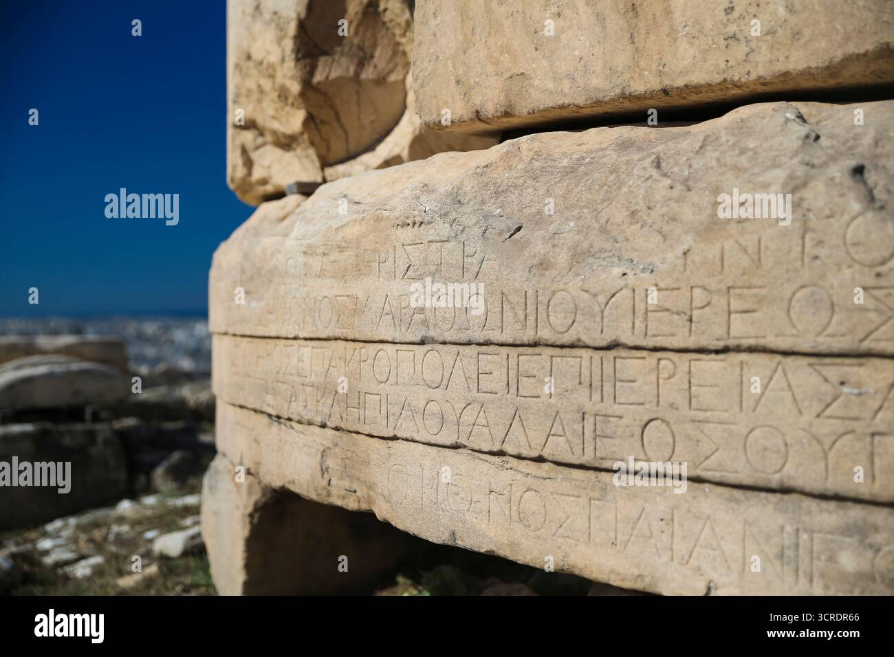 Detaillierte architektonische Details der Marmorsäulen des Parthenons und der Eingangshalle unter dem tiefblauen Himmel von Athen Stockfoto