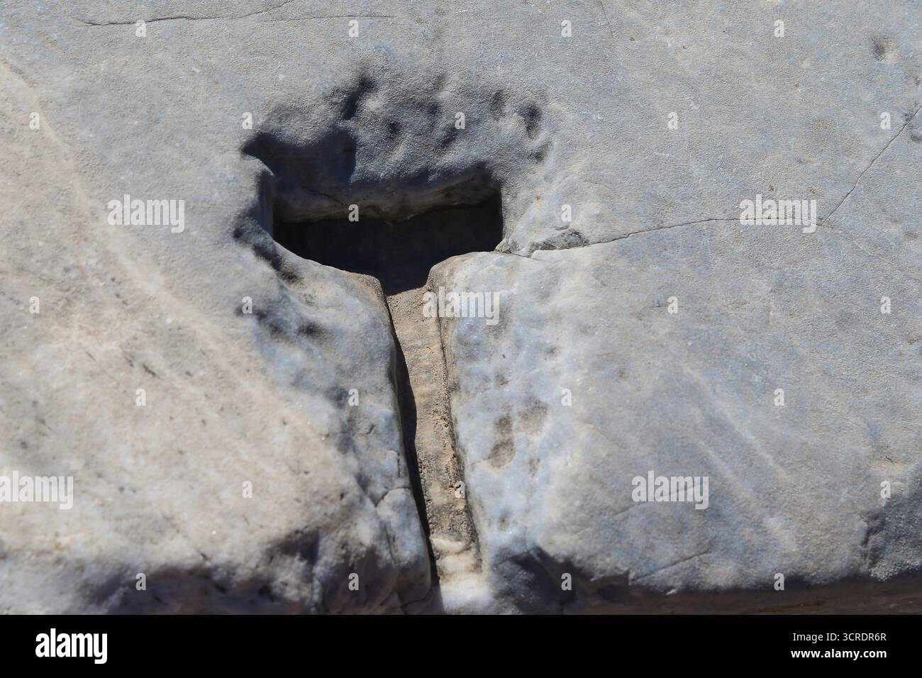 Detaillierte architektonische Details der Marmorsäulen des Parthenons und der Eingangshalle unter dem tiefblauen Himmel von Athen Stockfoto