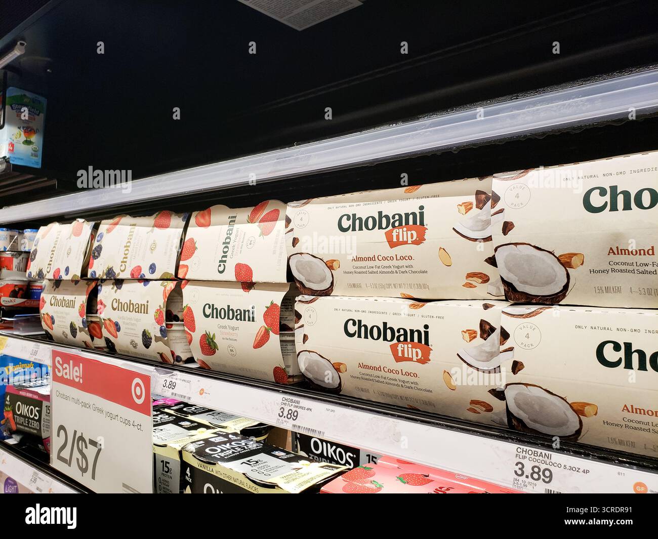 Los Angeles, Kalifornien, USA - 22.07.2020: Eine Ansicht mehrerer Pakete mit Chobani Flip Joghurtprodukten, ausgestellt in einem örtlichen Lebensmittelgeschäft. Stockfoto