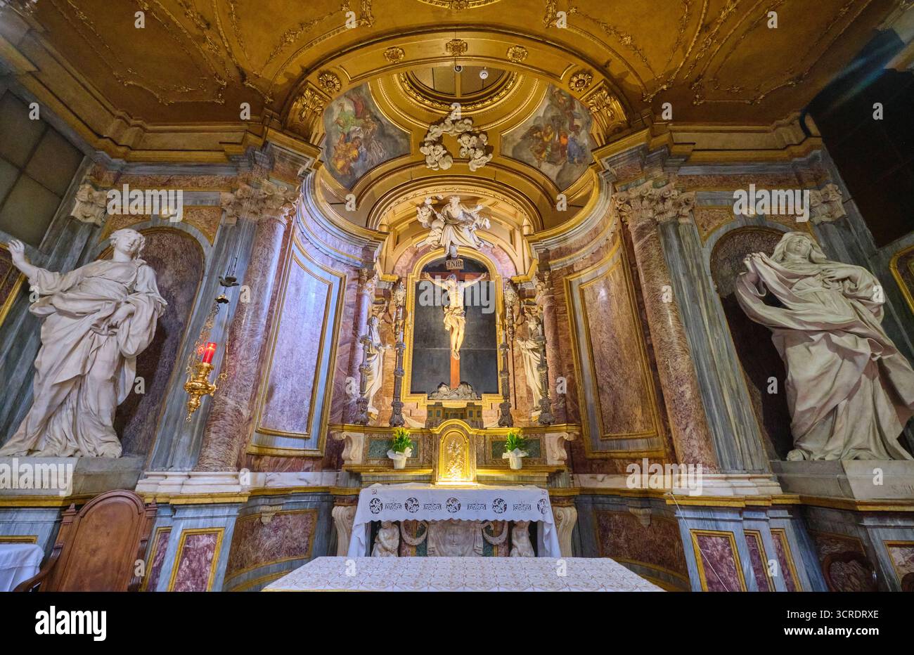 Altar, großer Jesus auf dem Kreuz Statue. In der Kathedrale des Heiligen Johannes des Täufers, Heimat des Grabtuchs Jesus Christus von Turin. In Turin, Turin, Italien. Stockfoto