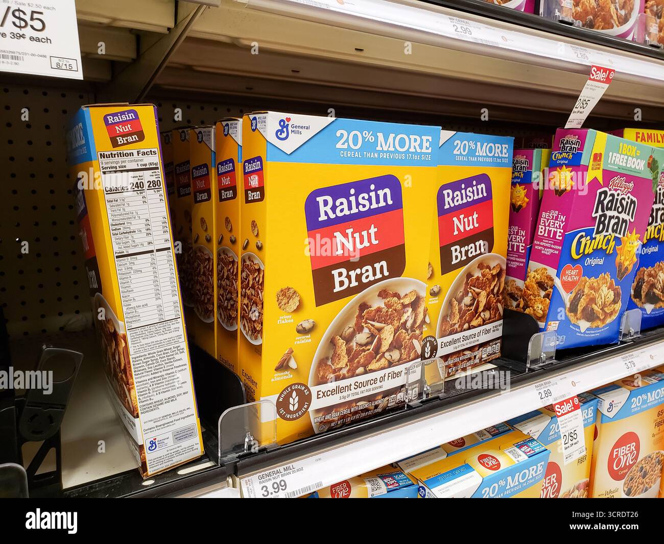 Los Angeles, Kalifornien, USA - 22.07.2020: Eine Ansicht mehrerer Schachteln mit General Mills Raisin Nut Bran Getreide im Laden. Stockfoto