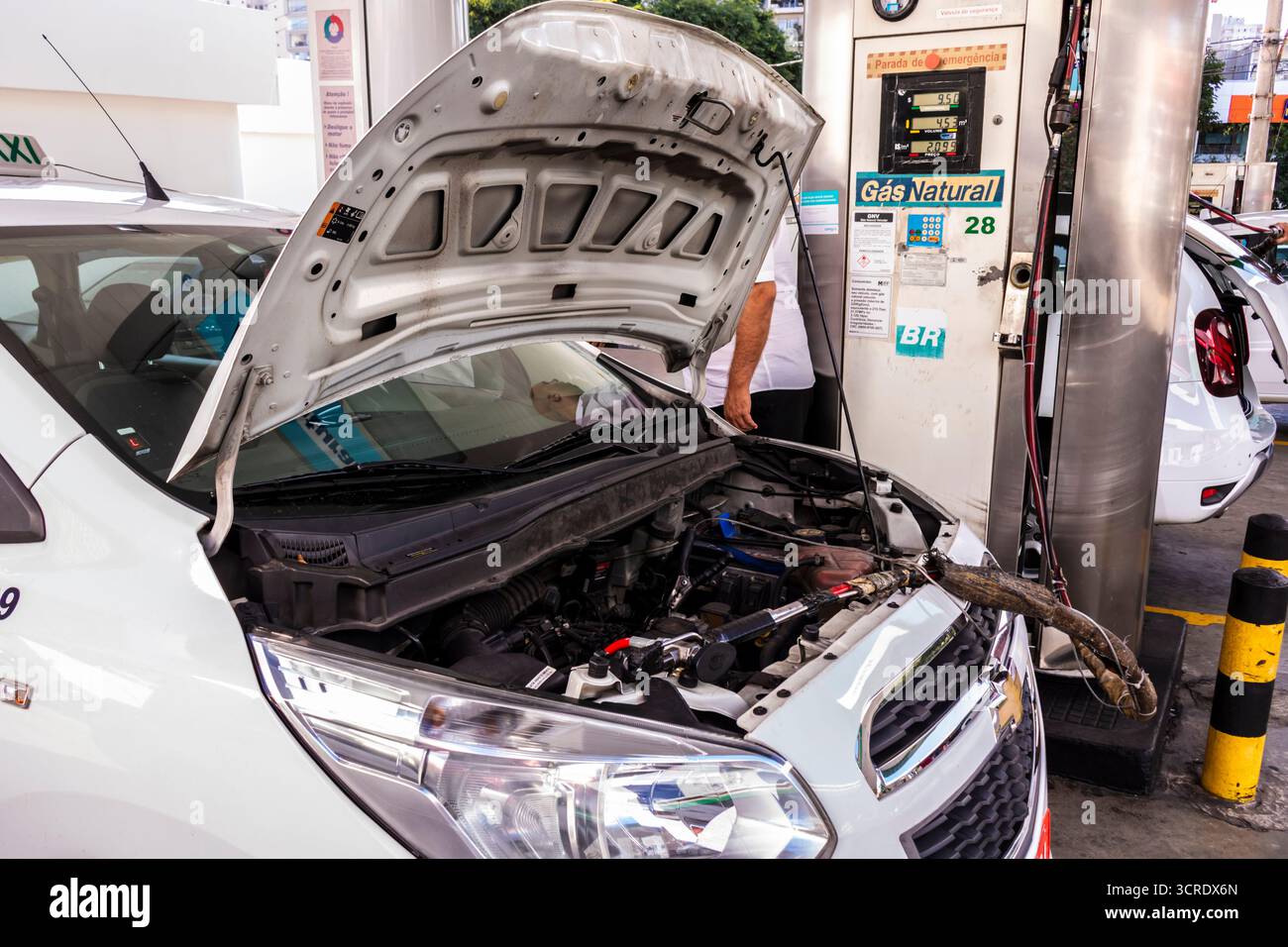 Sao Paulo, SP, Brasilien, 30. März 2017. Taxibetankung mit Erdgas (CNG) an der Tankstelle in Sao Paulo City. Alternative Kraftstoffe, Nachhaltigkeit, Stockfoto