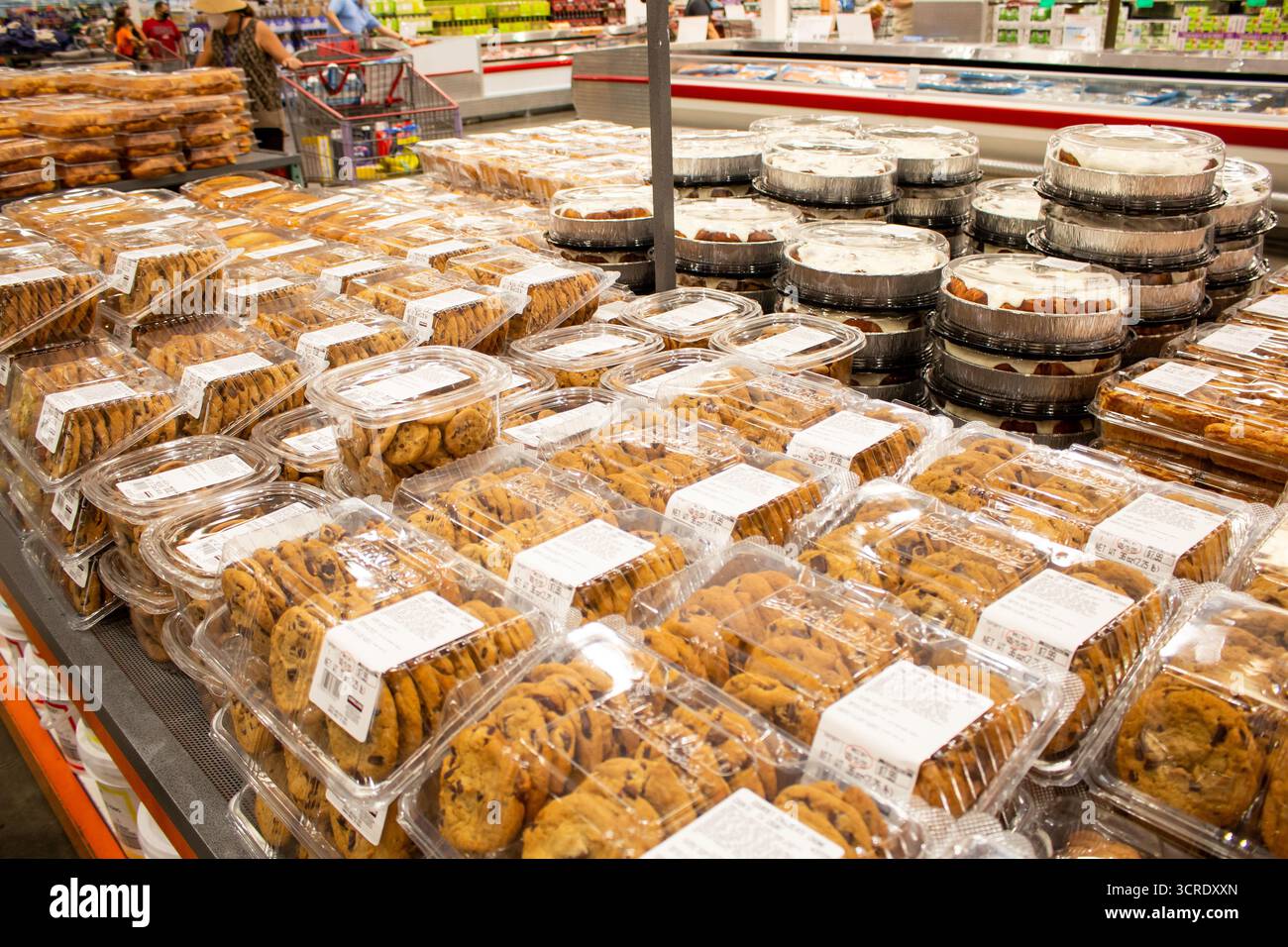 Los Angeles, Kalifornien, USA - 09.01.2020: Ein Blick auf mehrere frisch gebackene Kirkland Signature Desserts und Gebäck, gesehen in einem lokalen Costco. Stockfoto