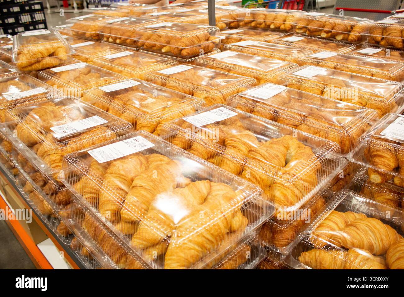 Los Angeles, Kalifornien, USA - 09.01.2020: Eine Ansicht mehrerer Pakete Kirkland Signature Bäckerei Croissants, ausgestellt in einem lokalen Costco. Stockfoto