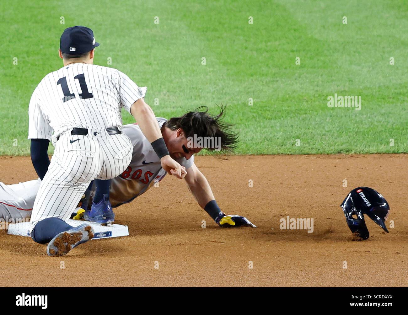 New York, Usa. 30. September 2025. Nick Sogard #20 von den Boston Red Sox rutscht in die zweite Basis vor Anthony Volpe #11 der New York Yankees, nachdem er am Dienstag, den 30. September 2025, im siebten Inning von Spiel eins ein Doppelspiel gegen die Boston Red Sox im Yankee Stadium in New York City geschlagen hatte. Foto: John Angelillo/UPI Credit: UPI/Alamy Live News Stockfoto