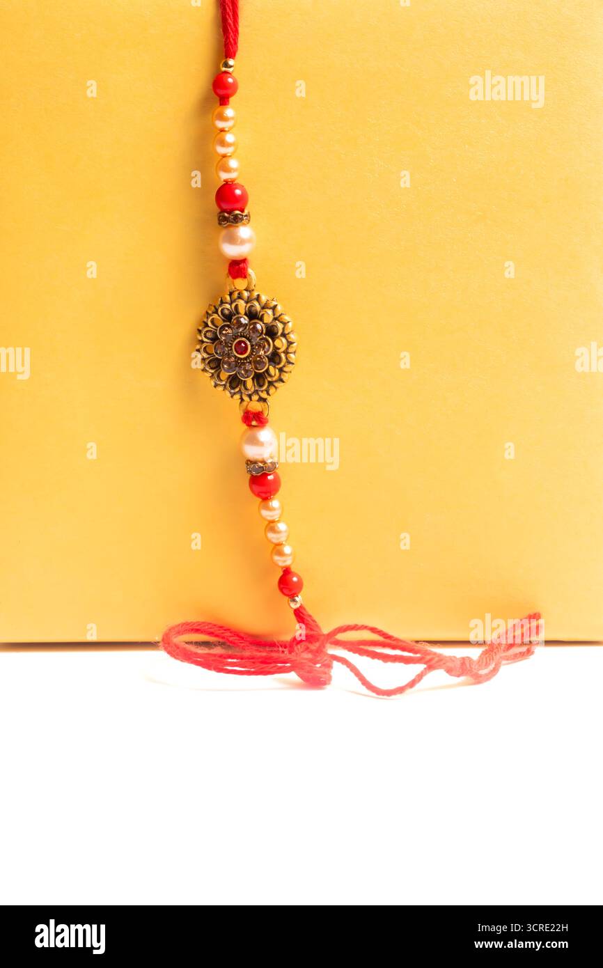 Eine Nahaufnahme eines wunderschönen Rakhi mit Perlen und lebendigen Fäden, die indische Traditionen und Brüderlichkeit symbolisieren. Stockfoto