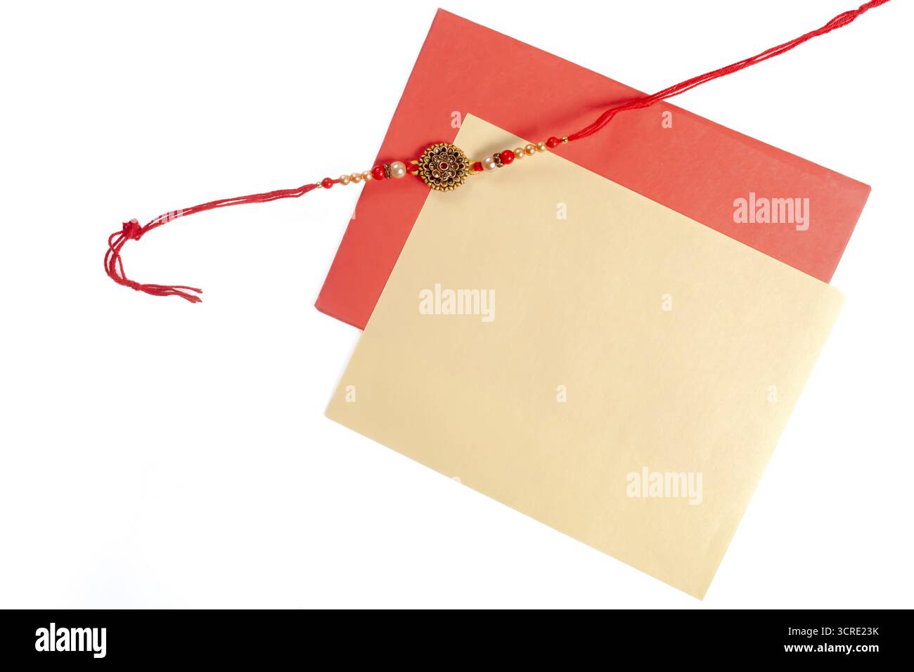 Farbenfrohe Rakhi in lebendigen Verpackungen symbolisieren indische Kulturtraditionen und brüderliche Bande während der heiligen Raksha Bandhan Feier. Stockfoto