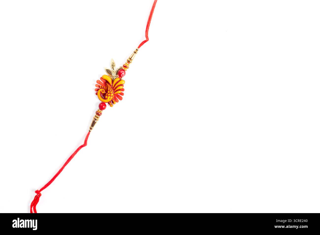 Rakhi-Schmuck mit rotem Garn und dekorativem Blumenanhänger symbolisieren traditionelle indische Bruderfeste Traditionen und Feste. Stockfoto