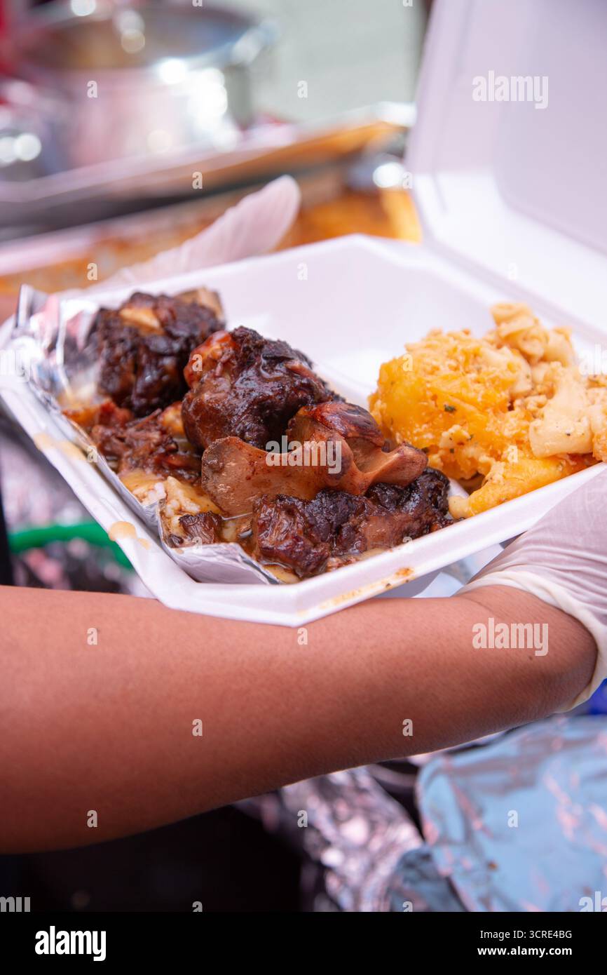 Ein Blick auf einen Styroporbehälter aus ersticktem Ochsenschwanz. Stockfoto