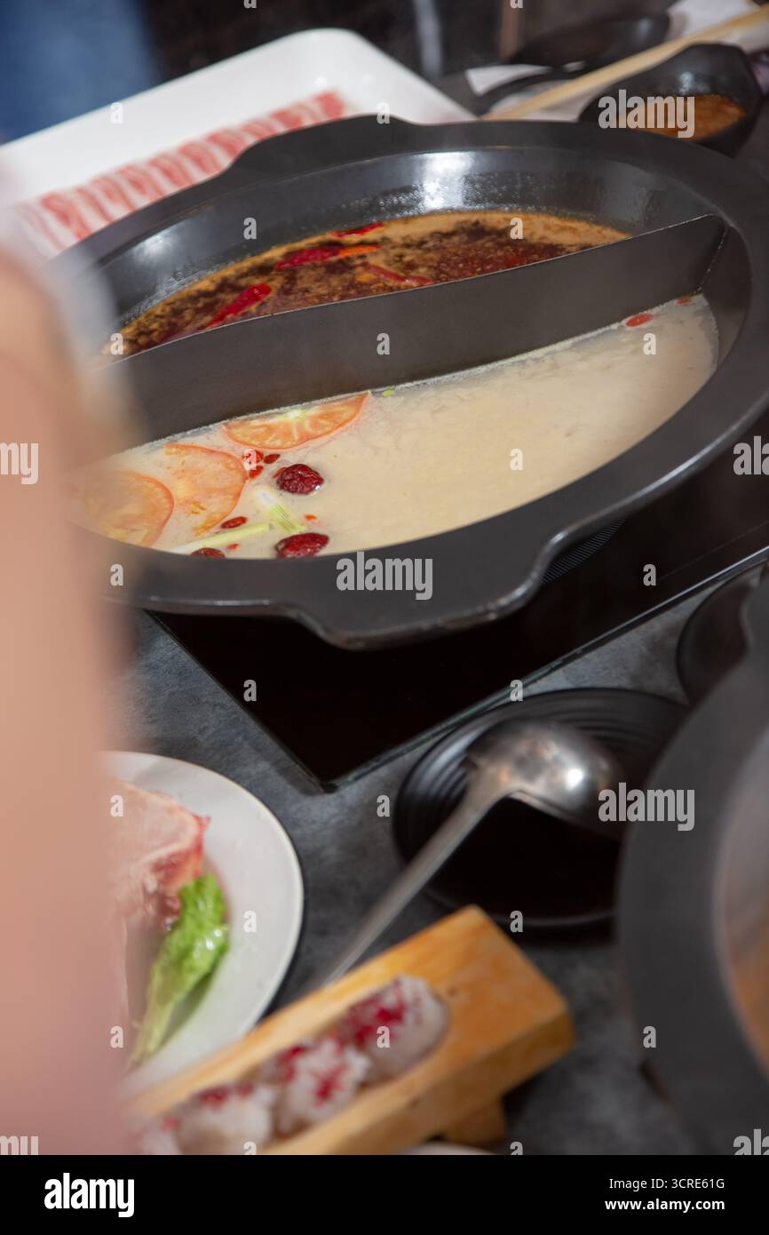 Ein Blick auf alle Elemente eines heißen Potts. Stockfoto