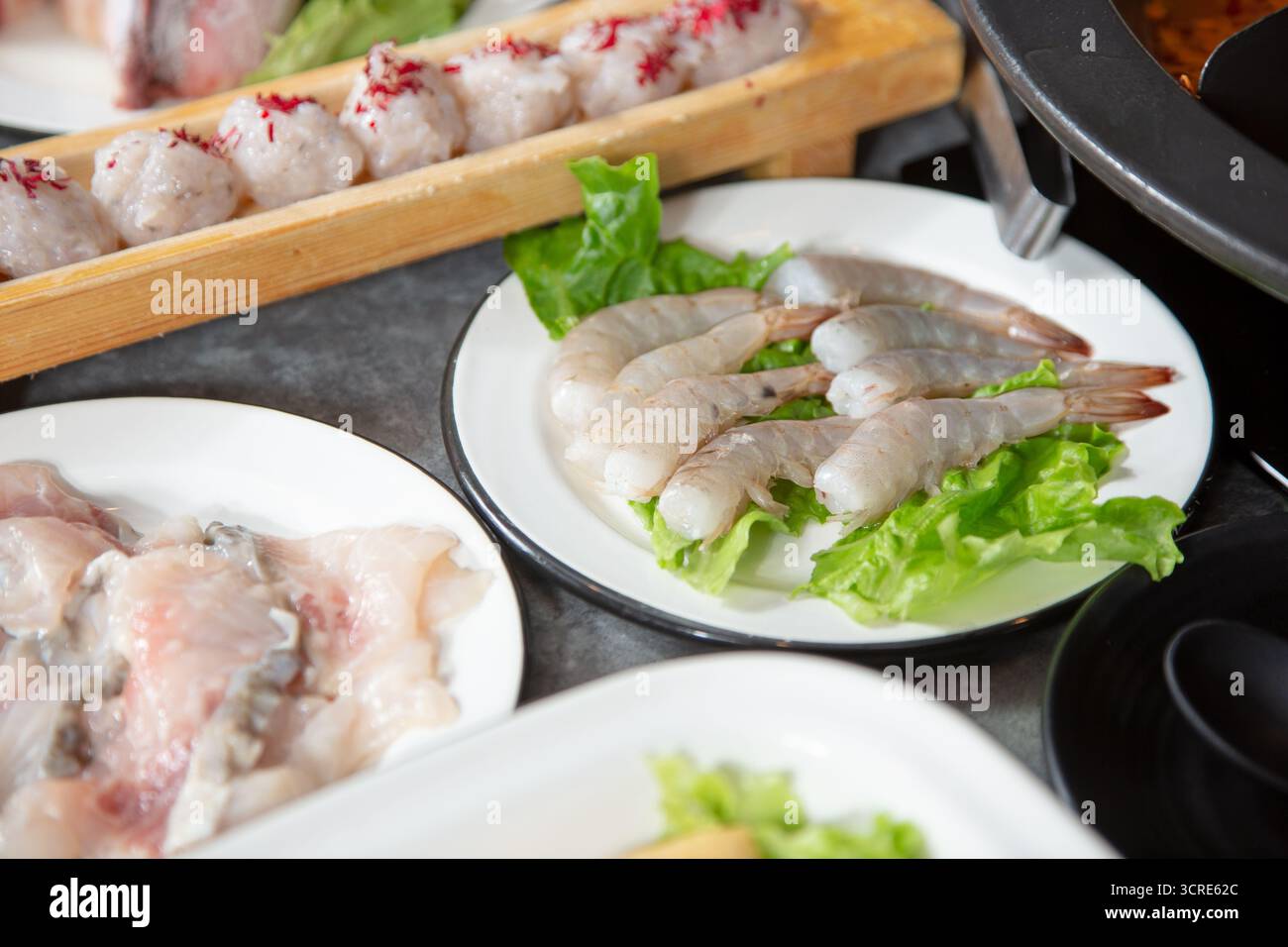 Blick auf eine Auswahl an rohen Meeresfrüchtetellern, Teil einer heißen Pottwahl. Stockfoto